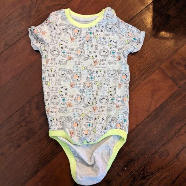 Short sleeves onesie