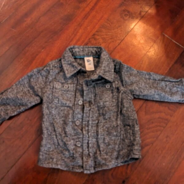 Long sleeves gray collar shirt