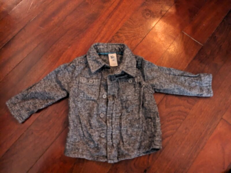 Long sleeves gray collar shirt