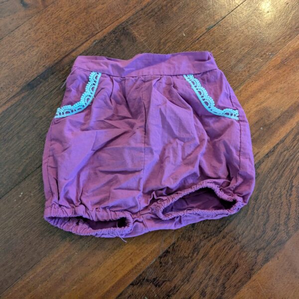 Shorts with embroidery pocket