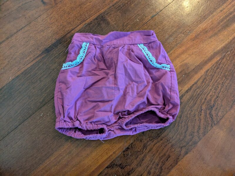 Shorts with embroidery pocket